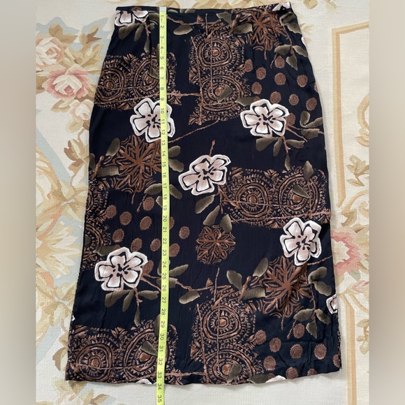 Black with sophisticated neutral designs, California Krush size XL crêpon skirt - Picture 4 of 8